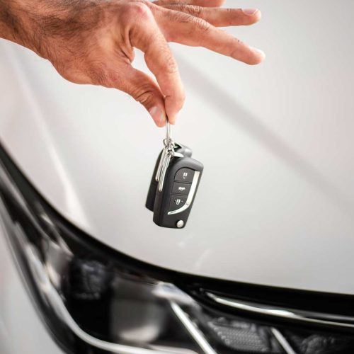 llaves-de-coche-en-mano